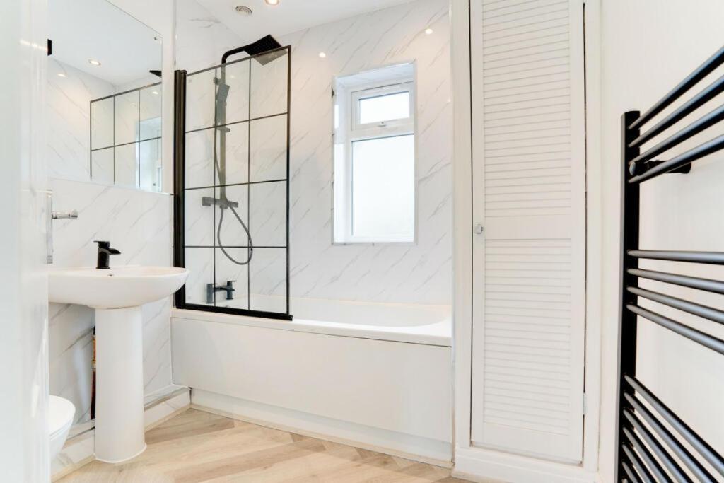 Lymer House - Stylish 3 Bedroom House In Wolverhampton Ruang foto