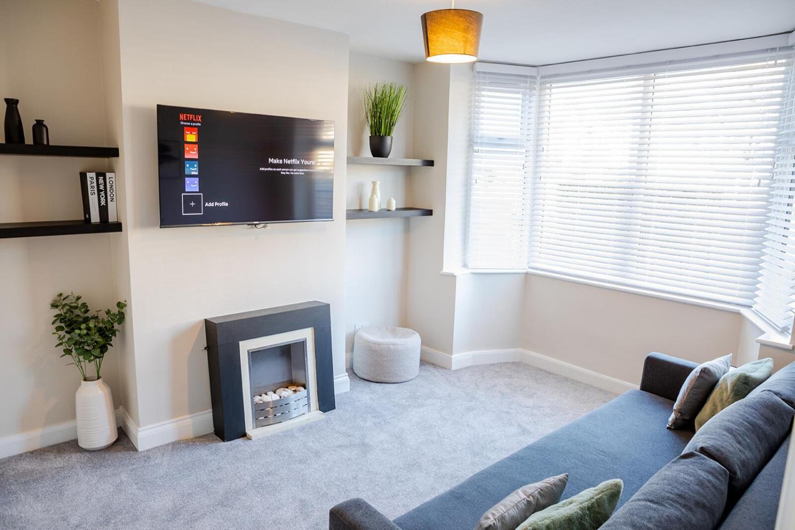 Lymer House - Stylish 3 Bedroom House In Wolverhampton Bagian luar foto
