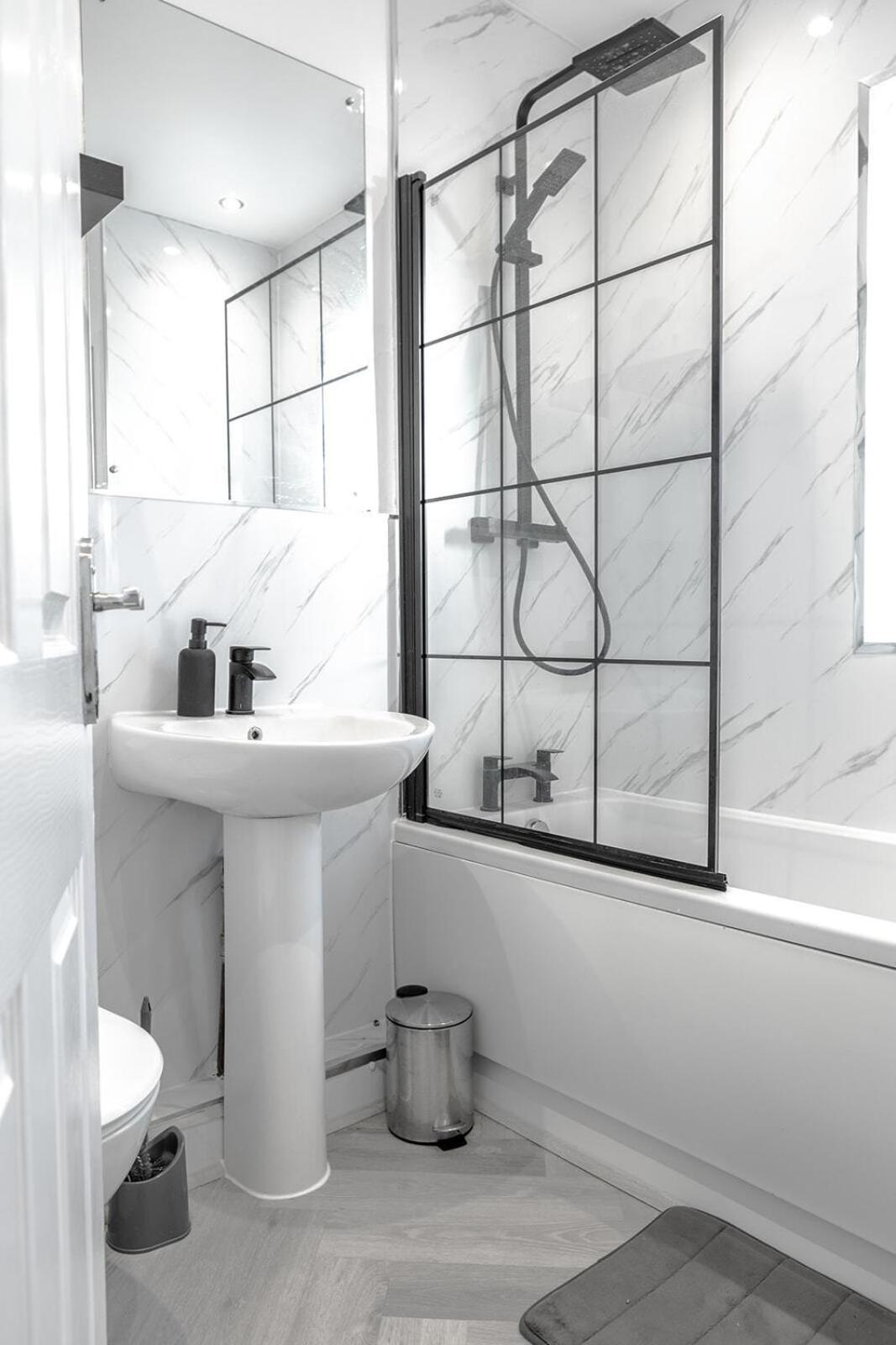 Lymer House - Stylish 3 Bedroom House In Wolverhampton Bagian luar foto