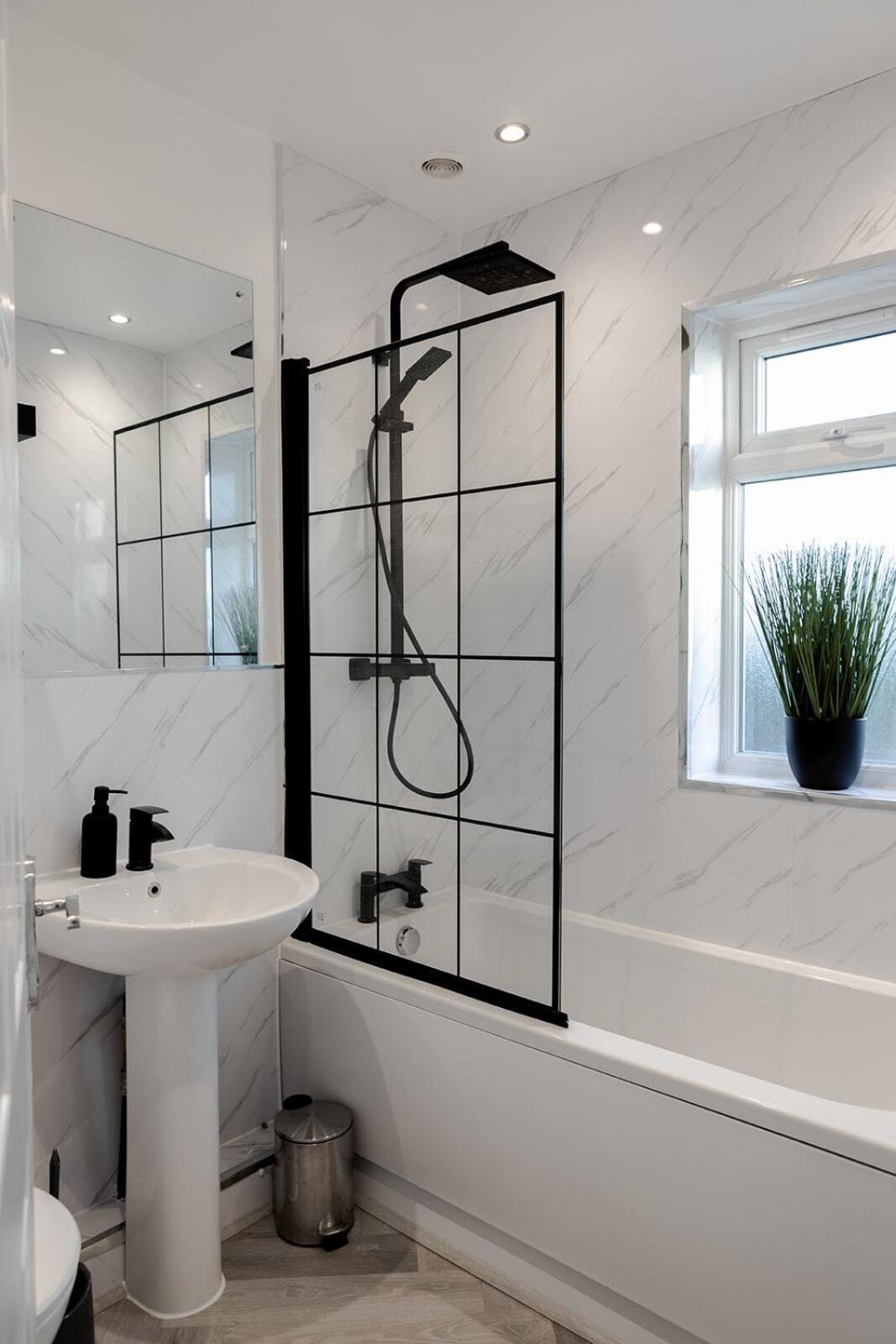 Lymer House - Stylish 3 Bedroom House In Wolverhampton Bagian luar foto