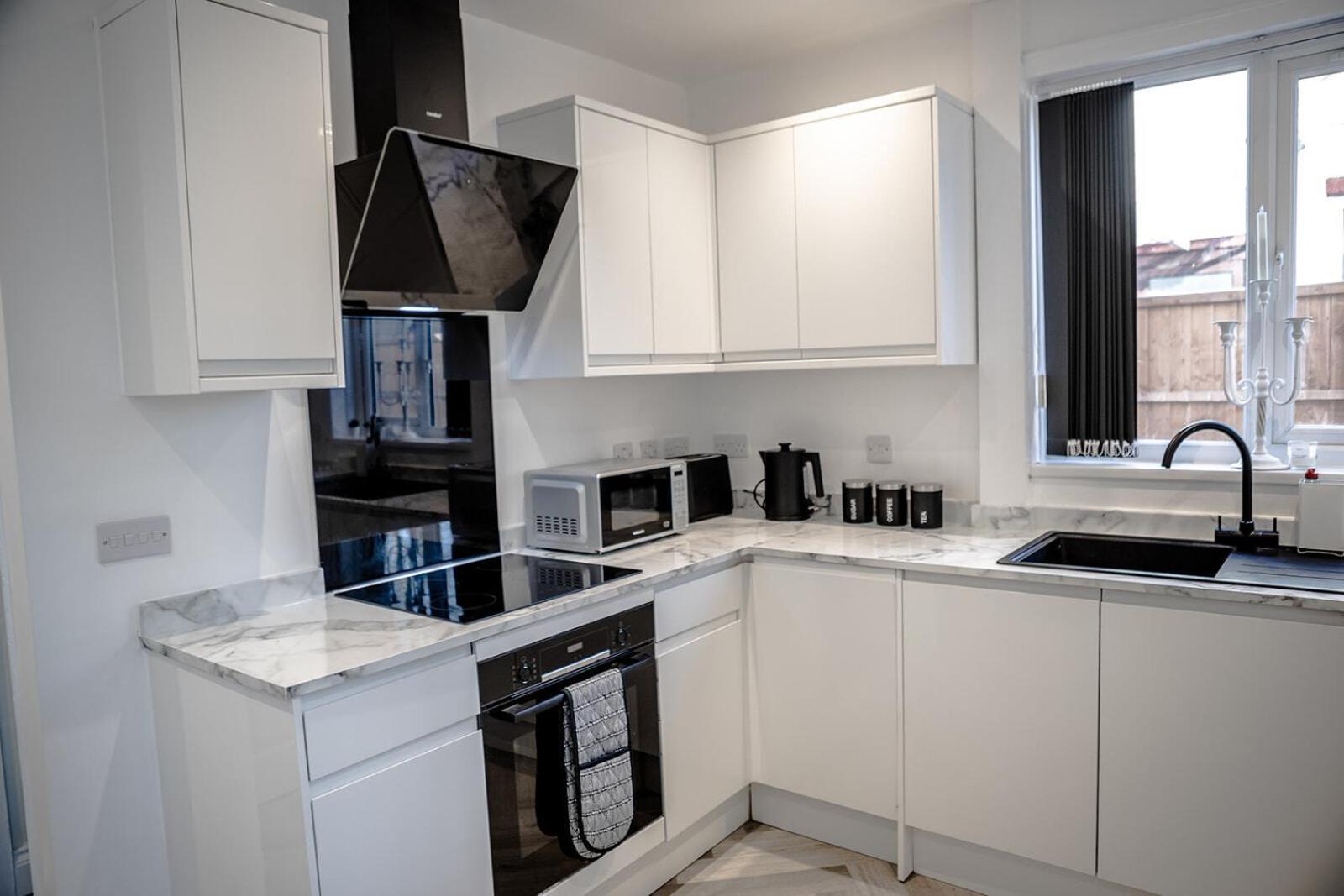Lymer House - Stylish 3 Bedroom House In Wolverhampton Bagian luar foto