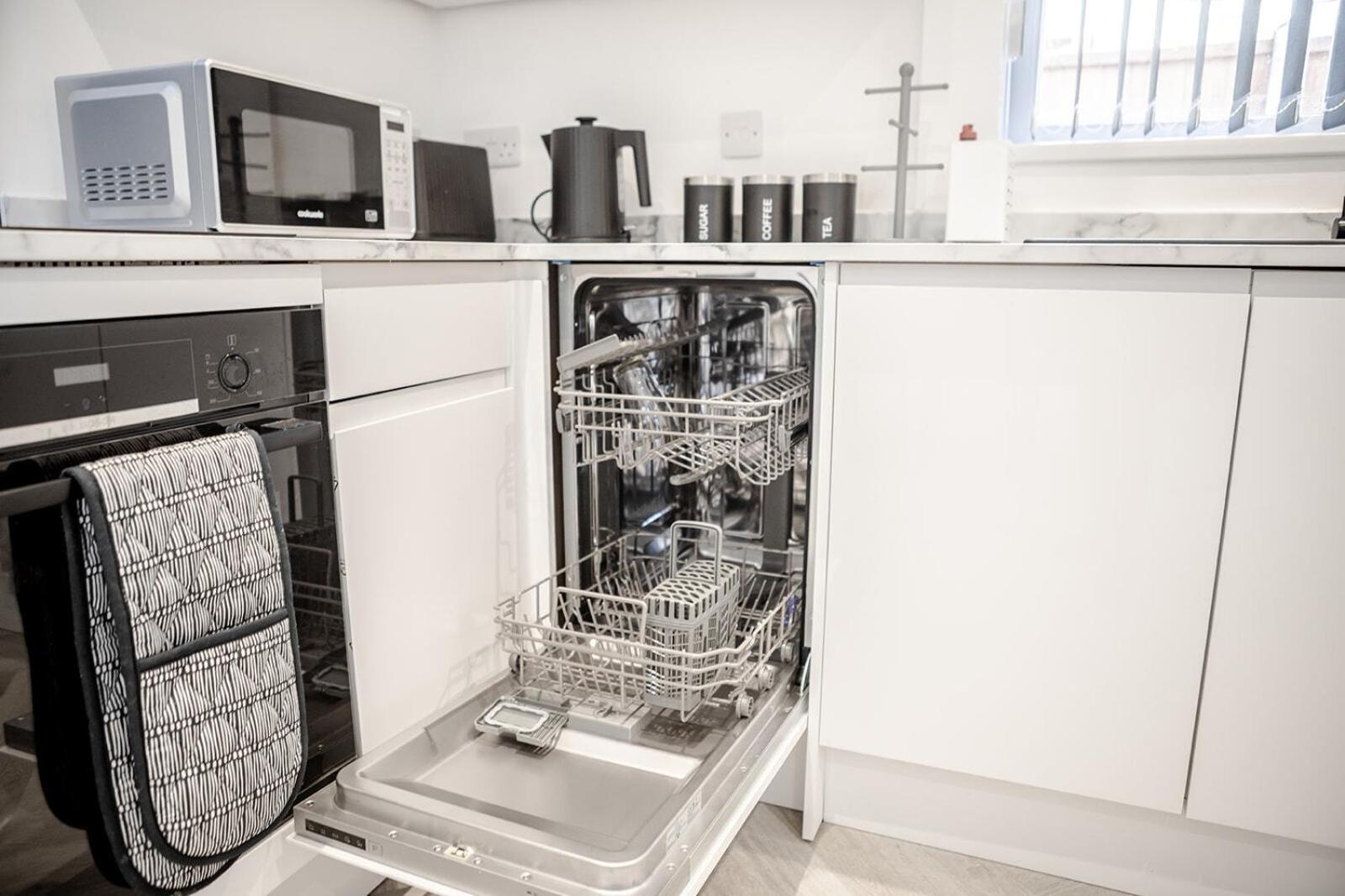 Lymer House - Stylish 3 Bedroom House In Wolverhampton Bagian luar foto
