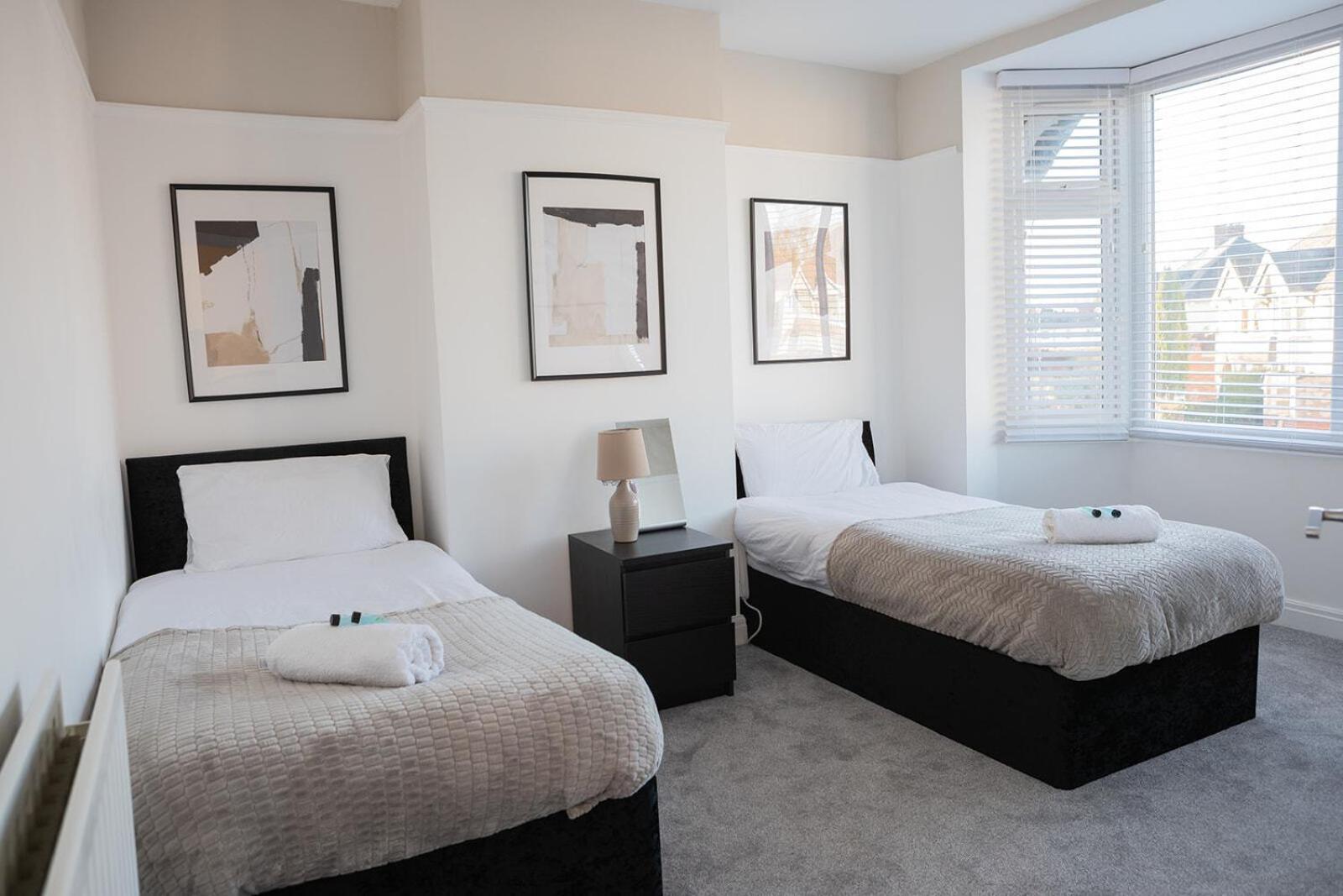 Lymer House - Stylish 3 Bedroom House In Wolverhampton Bagian luar foto