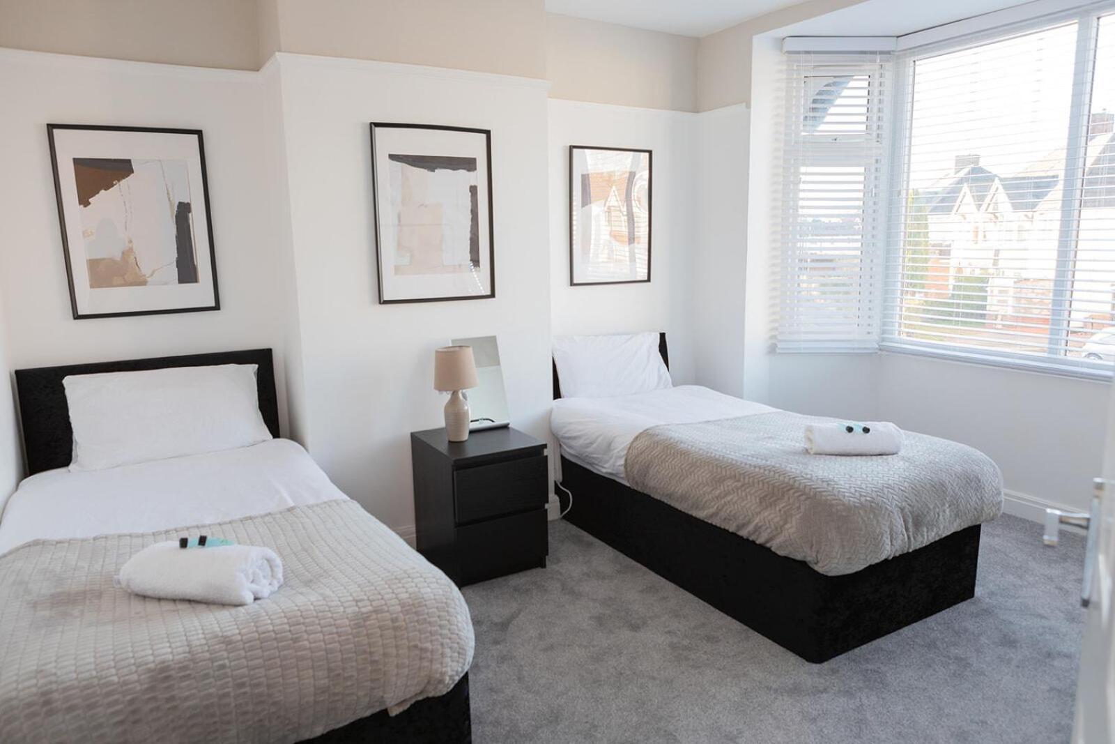 Lymer House - Stylish 3 Bedroom House In Wolverhampton Bagian luar foto
