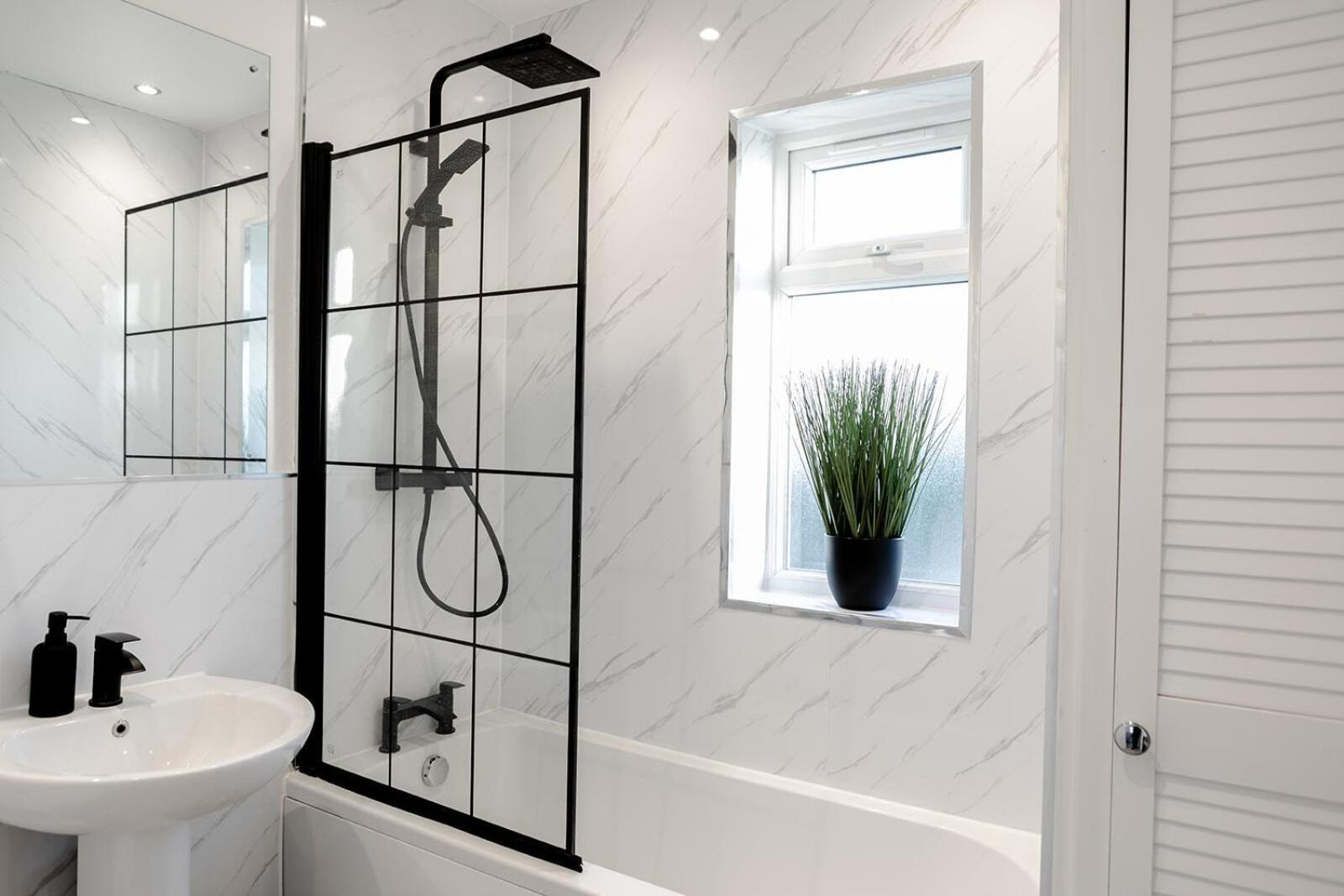 Lymer House - Stylish 3 Bedroom House In Wolverhampton Bagian luar foto